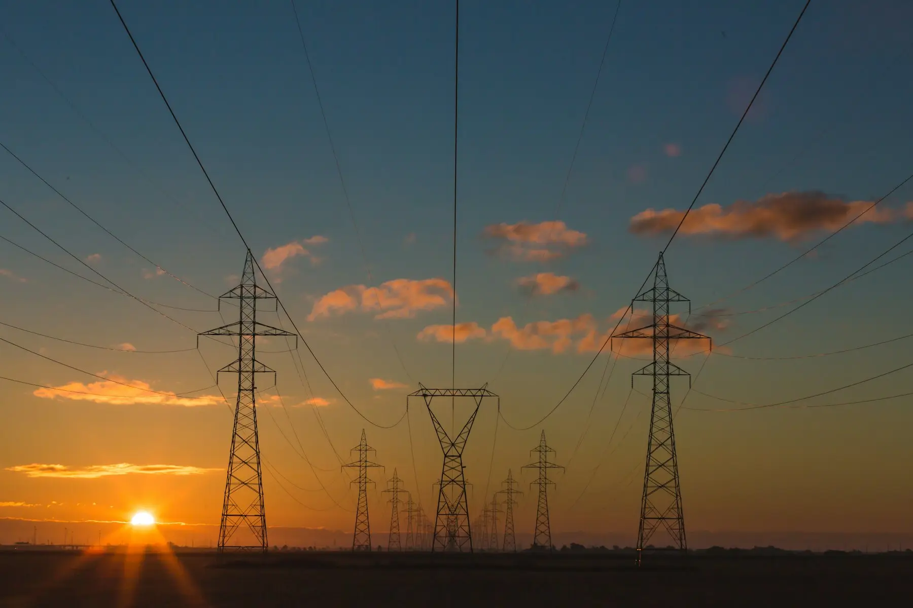 Elektromos légvezeték-hálózat egy Pest megyei település utcájában